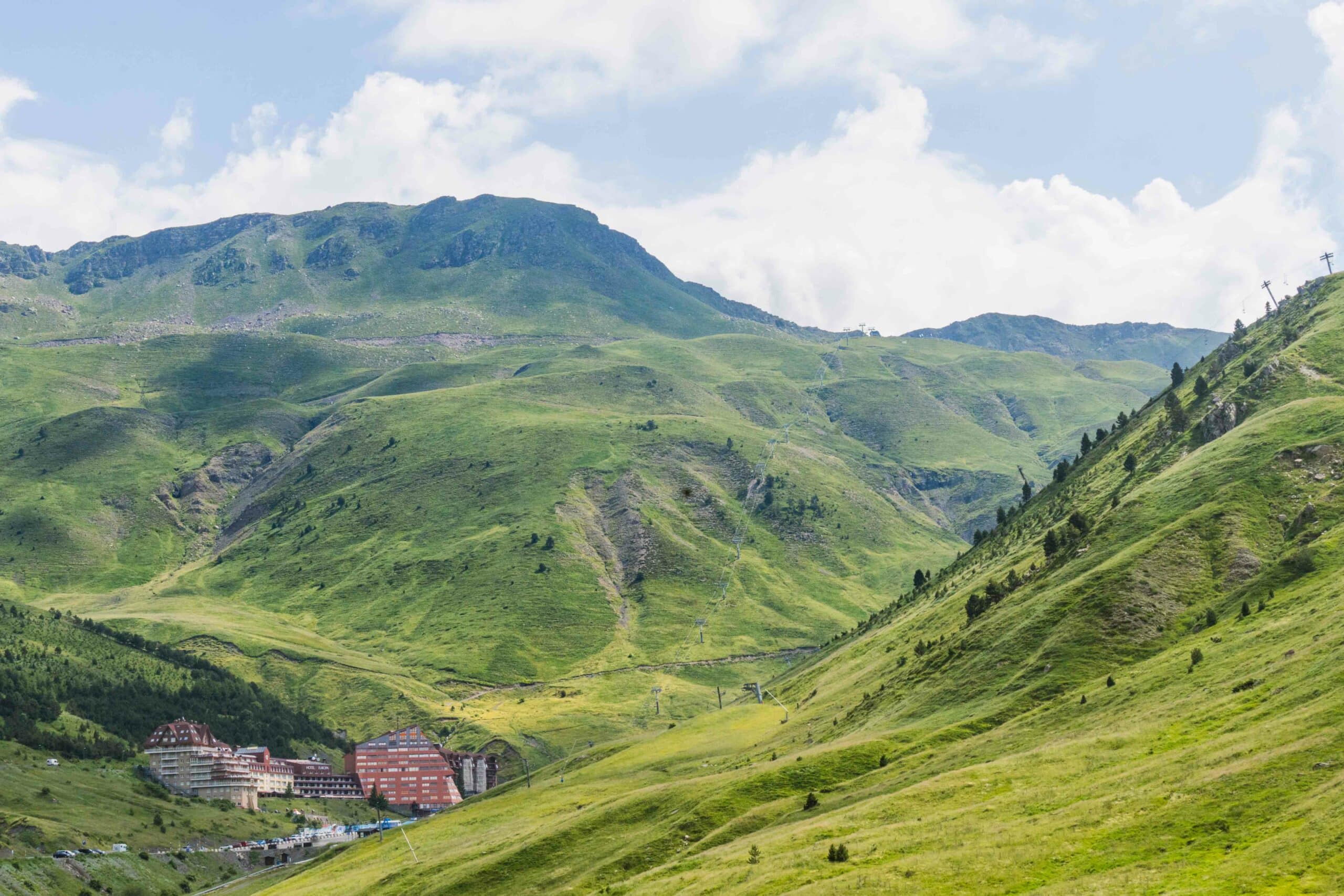 Astún en verano: astun estacion verano 3 scaled