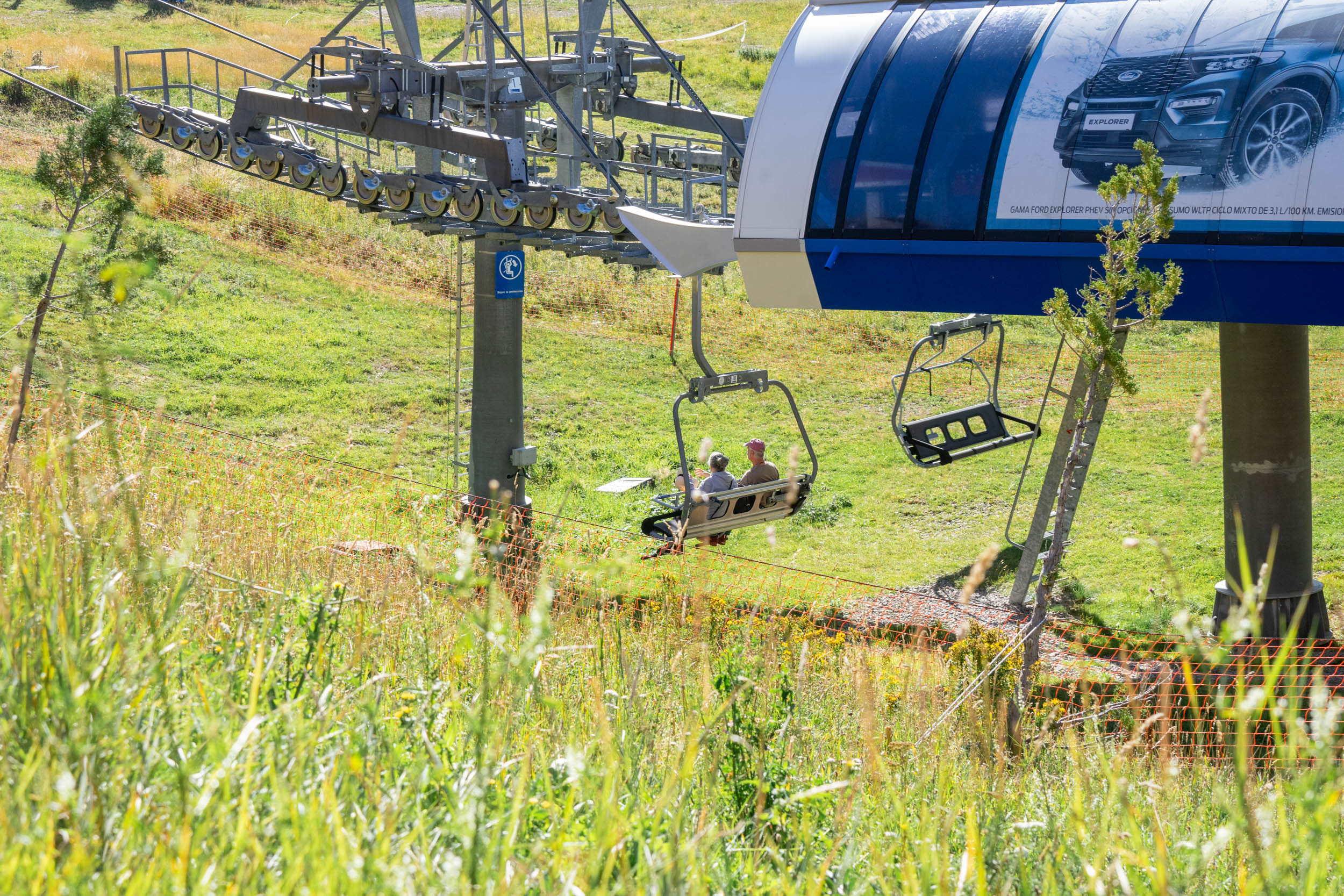 Astún en verano: Telesilla Los Lagos 3 DSC03312