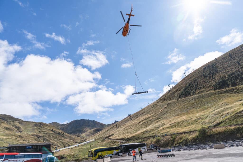 Astún en verano: Avances en la reparación del telesilla de Canal Roya 3 Astún en verano: heli canalroya